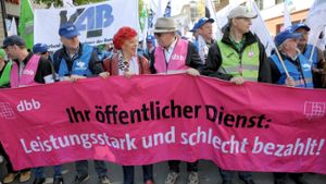 Beschäftigte im öffentliche Dienst demonstrieren in der Stuttgarter Innenstadt Foto: dpa