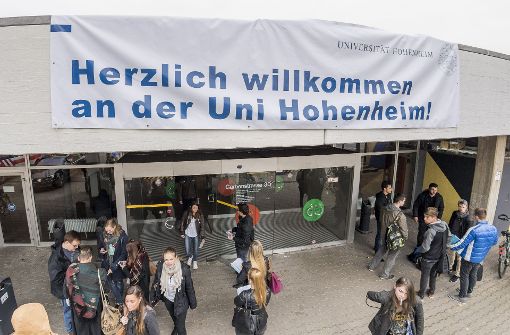 Studierende vor dem Eingang der Universität Hohenheim. Foto: 7aktuell.de
