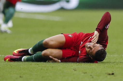 Cristiano Ronaldo hält sich im Finale der Fußball-EM das linke Knie. Foto: AP