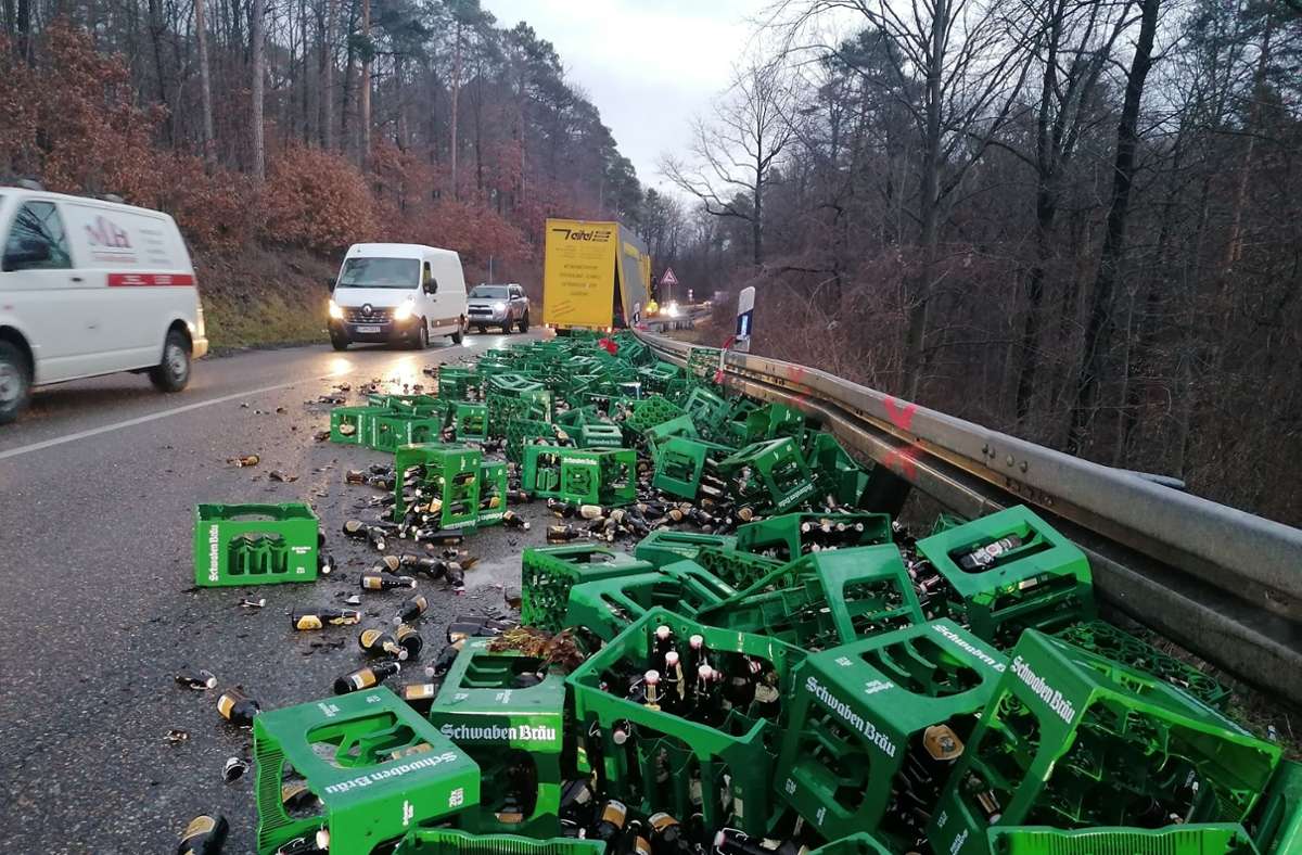 Der Lkw verlor eine beträchtliche Menge Bierkisten.