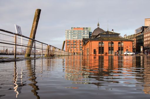 Der Fischmarkt mit der Fischauktionshalle ist erneut  überschwemmt worden. Foto: dpa/Daniel Bockwoldt