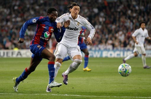 Mesut Özil (rechts) zieht mit Real Madrid ins Viertelfinale ein. Foto: dapd