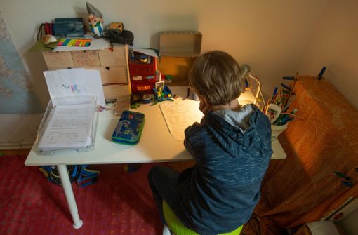Ein Schüler lernt zuhause, statt in der Schule. (Archivbild) Foto: Leif Piechowski/Leif-Hendrik Piechowski