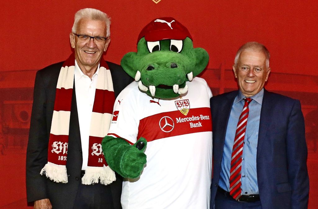 Ministerpräsident Winfried Kretschmann (li.) und Oberbürgermeister Fritz Kuhn (re.) hoffen auf den Klassenverbleib des VfB Stuttgart.