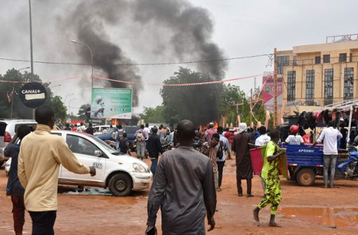 Über  Gebäuden in  der nigrischen Hauptstadt Niamey steigen Rauchwolken auf. Foto: AFP