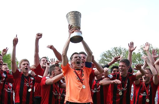 Da war er noch da: Die Sportfreunde Dorfmerkingen feiern den Sieg des WFV-Pokal gegen die Stuttgarter Kickers. Foto: Pressefoto Baumann