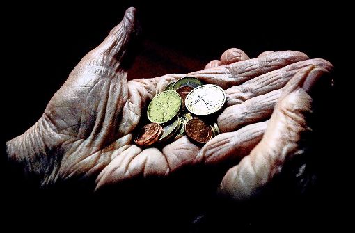 Nicht nur ältere  Menschen müssen oft mit jedem Cent rechnen. Foto: dpa