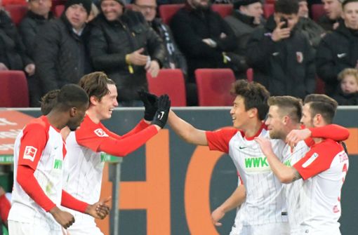 Jubel beim FC Augsburg. Gegen Eintracht Frankfurt gibt es einen 3:0-Erfolg. Foto: dpa