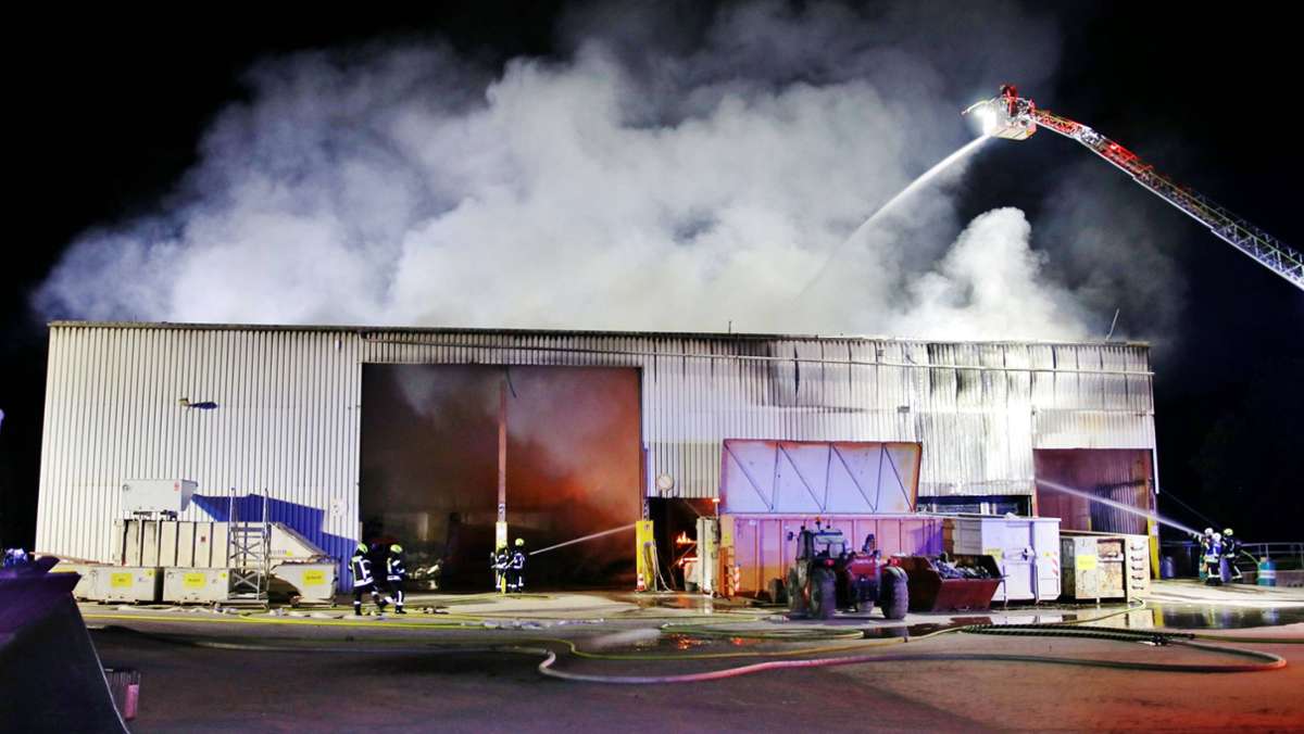 Feuer in Berglen: Brand in Lagerhalle: Gutachter suchen nach Ursache -  Rems-Murr-Kreis