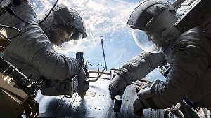 Tückische Luke: Die Astronautin Ryan Stone (Sandra Bullock) versucht in „Gravity“, in die  Raumstation ISS zu gelangen. Foto: Warner