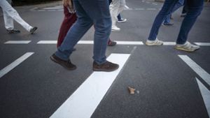 Backnanger Bürger erkunden ihre Stadt zu Fuß, sie fordern unter anderem mehr  Gehwege und Tempolimits. Foto: Gottfried Stoppel