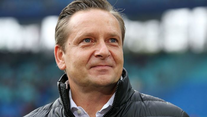 Horst Heldt als Sportdirektor beim 1. FC Köln im Gespräch