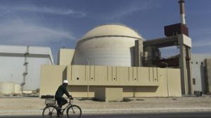 Ein Arbeiter fährt mit seinem Fahrrad vor dem Reaktorgebäude am Atomkraftwerk Buschehr. Foto: Mehr News Agency