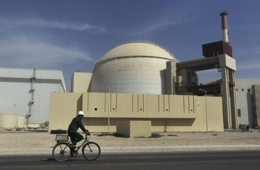 Ein Arbeiter fährt mit seinem Fahrrad vor dem Reaktorgebäude am Atomkraftwerk Buschehr. Foto: Mehr News Agency