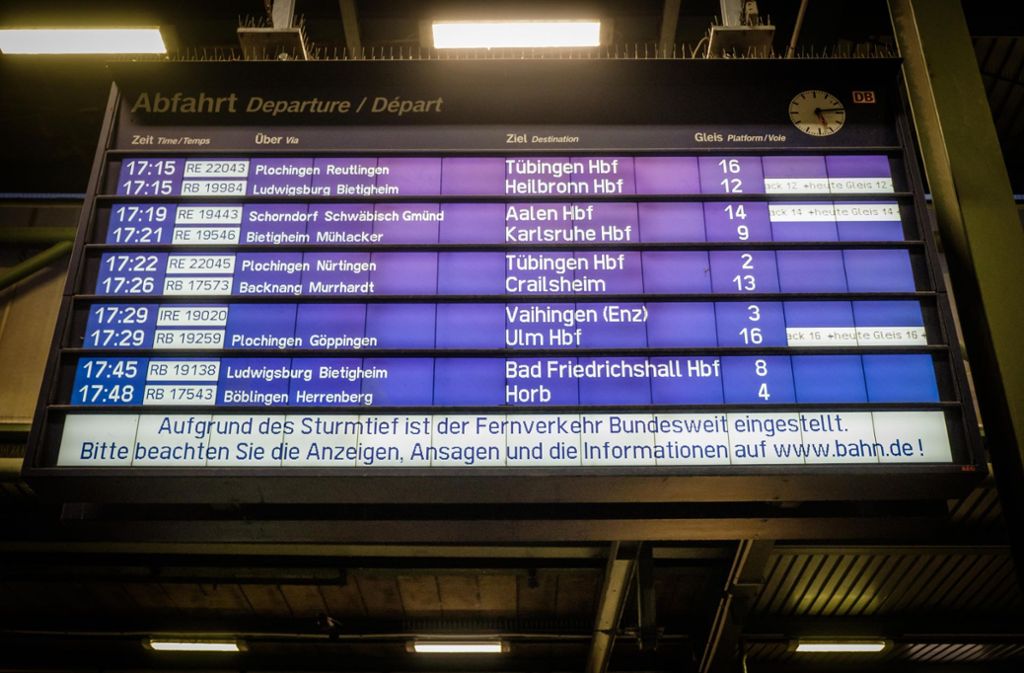 Ungewohnter Anblick auf den Anzeigetafeln: Wo sonst nationale und sogar internationale Ziele stehen, waren die entferntesten Destinationen am Donnerstagabend Heilbronn und Karlsruhe.
