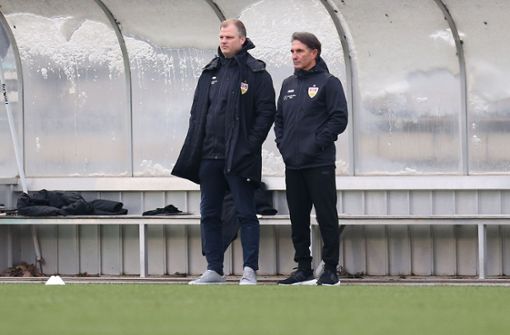 Sportdirektor Fabian Wohlgemuth (links) und Trainer Bruno Labbadia wollen mehr Struktur ins Spiel des VfB Stuttgart bringen – womöglich mit Transfers. Foto: Baumann