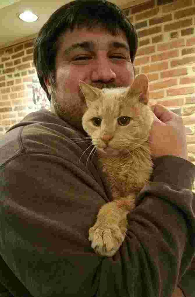 16. März 2016: Tigger auf Michaels Arm (Tigger’s Story – The 21 yr. Old Cat & His Bucket List).