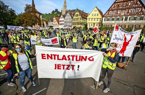 Gut 500 Beschäftigte aus dem öffentlichen Dienst sind am Donnerstag zur Warnstreik-Kundgebung auf den Esslinger Marktplatz gekommen. Foto: Roberto Bulgrin