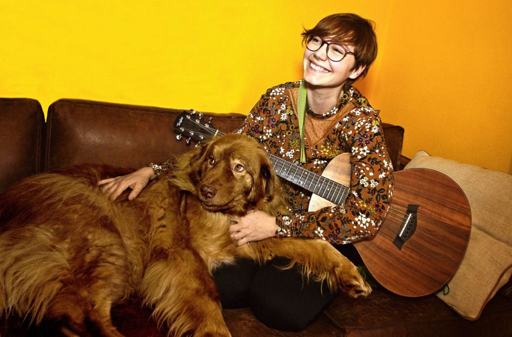 Beatrice  Bacher – hier mit Hund Tomte – hat sich das Gitarrespielen selbst beigebracht. Als klassische Liedermacherin sieht sie sich nicht.