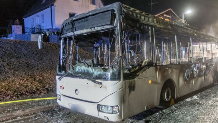 Bus  ausgebrannt –  Fahrgäste gehen, bevor Polizei kommt
