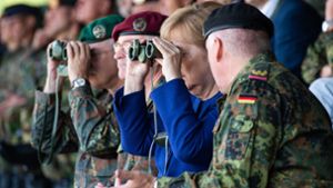 Trübe Aussichten? Kanzlerin Angela Merkel folgt am 20.  Mai 2019 mit deutschen Heeresgenerälen einer Vorführung der Nato-Eingreiftruppe VJTF in Munster. Foto: dpa/Christophe Gateau