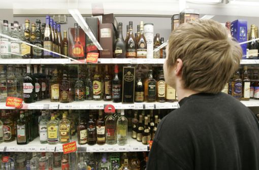 Minderjährige dürfen keinen Alkohol verkauft bekommen – doch oft fehlt es an Kontrollen. Foto: AP