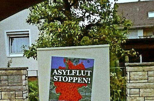 Unter anderem mit großen Plakaten schüren  Neonazis in Uhingen Ängste. Foto: privat