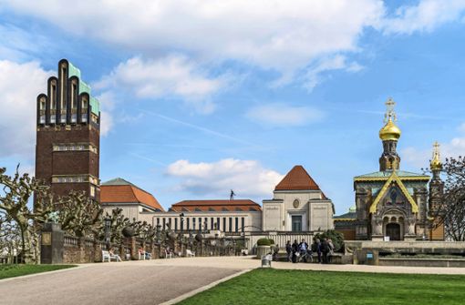 Die Künstlerkolonie Mathildenhöhe ist ein Gesamtkunstwerk: Links steht der Hochzeitsturm, rechts die russische Kapelle. Foto: imago/alimdi//Peter Schickert
