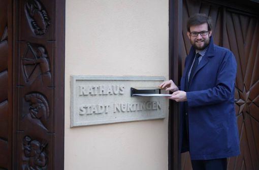 Bernd Schwartz (CDU) gibt als Erster seine Bewerbung im Nürtinger Rathaus ab. Foto: privat
