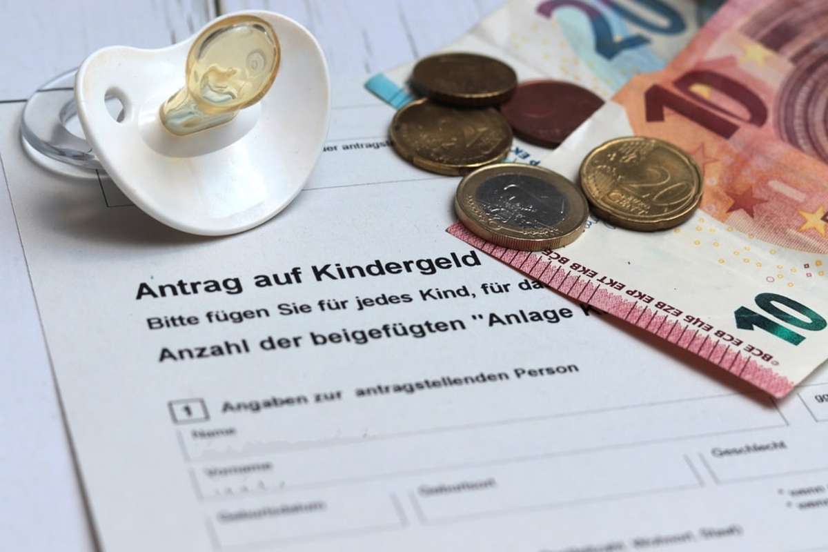 Vom Kindesalter bis mindestens zur Volljährigkeit: In Deutschland steht Eltern für ihren Nachwuchs Kindergeld zu. Foto: shutterstock / pcperle