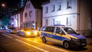 Die Besatzungen mehrerer Polizeifahrzeuge sind nach einer Messerattacke im Januar 2023 in der  Fellbacher Innenstadt zum Tatort geeilt. Foto: 7aktuell.de/Simon Adomat