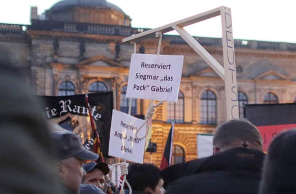 Mehrere tausend Pegida-Anhänger demonstrieren am 12.Oktober 2015, kurz vor dem Jahrestag der ersten Pegida-Demo, in Dresden. Foto: AP