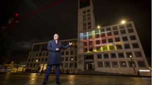 75 Jahre Grundgesetz: Schwarz-Rot-Gold auf der Rathausfassade