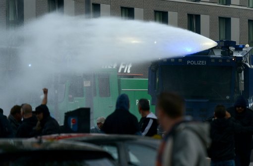Im Oktober 2014 eskalierten in Köln die Proteste gewaltbereiter Hooligans gegen Salafisten (HogeSa). Ein Teil von ihnen kam aus Baden-Württemberg, die Organisation wurde von einem V-Mann des Landesamtes für Verfassungsschutz mit gegründet. Foto: dpa