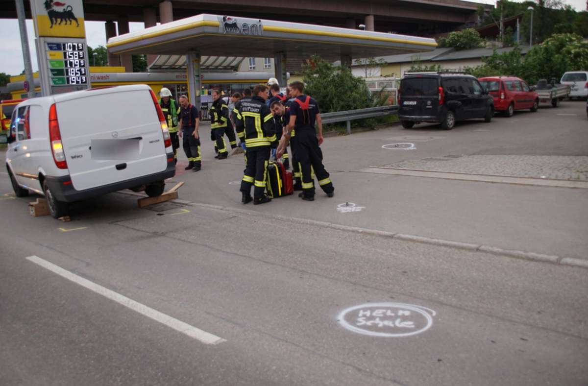 Ein 66-jähriger Radfahrer ist in Untertürkheim bei einem Unfall unter einen Transporter geraten.