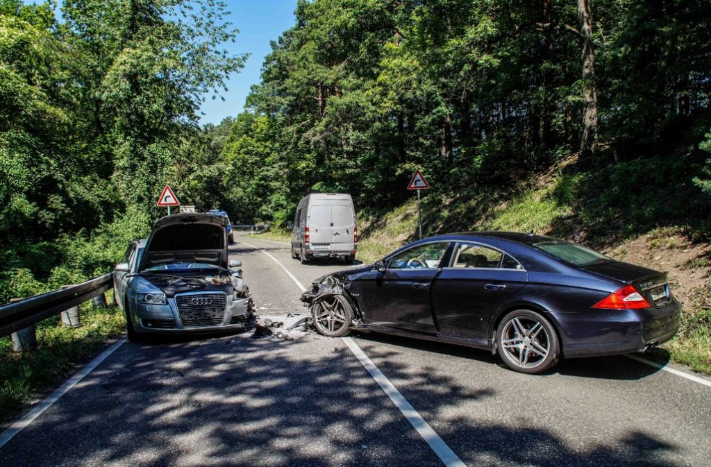Ein 18-jähriger Mercedes-Fahrer verursacht durch ein riskantes Überholmanöver einen schweren Unfall im Stuttgarter Süden.