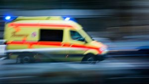 Ein 13-Jähriger wurde in Esslingen von einem Auto erfasst und zog sich schwere Verletzungen zu (Symbolfoto). Foto: picture alliance / dpa/Arno Burgi