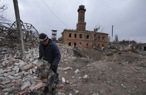 Ein Mann in den Trümmern des ukrainischen Charkiw: Der Beschuss von Wohngebieten ist meistens ein Kriegsverbrechen. Foto: dpa/Efrem Lukatsky