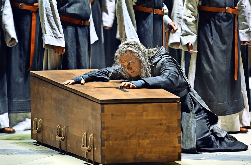 Amfortas (Ryan McKinny) über Titurels Sarg Foto: Nawrath/Bayreuther Festspiele