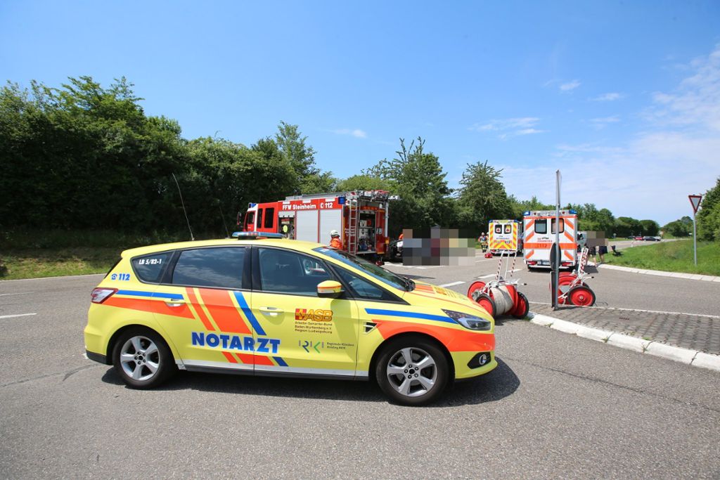 Ein älterer Mann ist nach Angaben des Polizeipräsidiums Ludwigsburg noch am Unfallort verstorben.