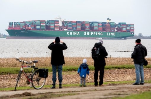 Am Dienstag soll ein erneuter Versuch gestartet werden, das Containerschiff freizuschleppen Foto: dpa