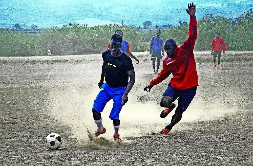 Fußball ist bei den Flüchtlingen ein wichtiger Zeitvertreib – manchmal spielen die Teams auch gegen italienische Mannschaften aus der Umgebung. Foto: Krohn