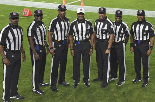 Die erste komplett schwarze Referee-Crew in der Geschichte der NFL mit Hauptschiedsrichter Jerome Boger („Whitecap“) in der Mitte. Foto: AP/Jason Behnken