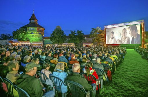 Vergnügliche Stunden im Filmpalast unter dem Sternenzelt: Der erste Abend im Kino auf der Burg war am Mittwoch ehrenamtlich Engagierten vorbehalten. Foto: Roberto Bulgrin