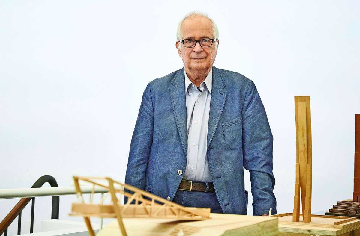 Claus Bury vor dem Modell seiner Landungsbrücke am Neckar.