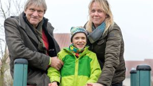 Volker Quack und Birgit Hardt mit ihrem Sohn Dario.  Der Achtjährige leidet an Morbus  Sandhoff. Foto: epd