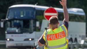 Die Bundespolizei wird Fanbusse verstärkt kontrollieren. Foto: dpa