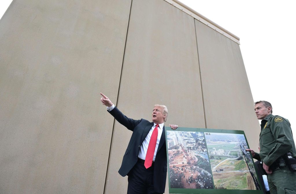 Donald Trump bei der Begutachtung von Prototypen für die geplante Grenzmauer zu Mexiko.