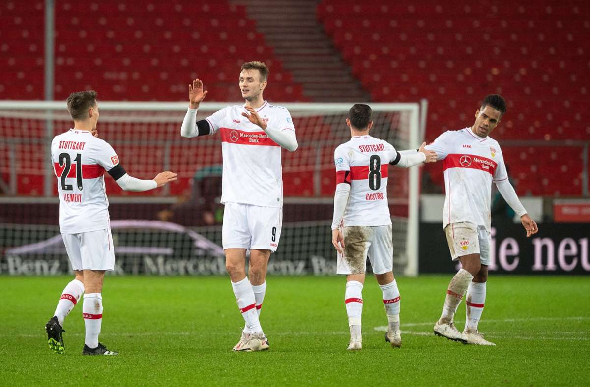 Philipp Klement (l.), Sasa Kalajdzic, Gonzalo Castro und Daniel Didavi freuen sich nach dem Spiel des VfB Stuttgart.