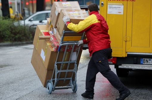 Erfolgt die Paketzustellung, wenn der Empfänger nicht zuhause ist, wird die Post oft bei den Nachbarn abgegeben. Foto: dpa/Malte Christians